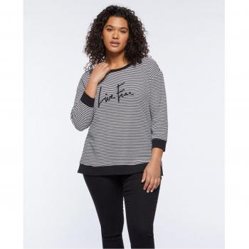 Camiseta de rayas con mensaje de Fiorella Rubino