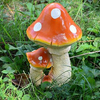 Three‑Head Red Mushroom Sculpture – Decorative Resin Art
