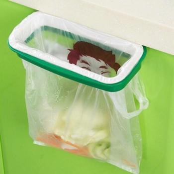 Hangmogelijkheid op de binnenkant van de keukenkast voor afvalzakken