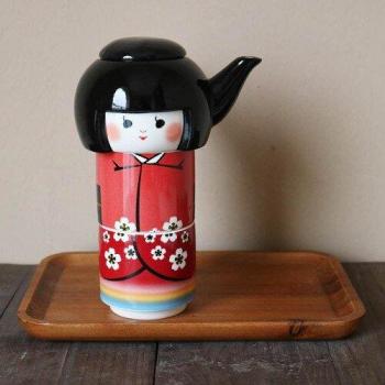 Muñeca japonesa con kimono y tetera