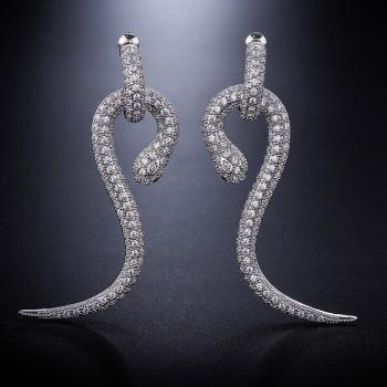 Modische Schlangenohrringe mit Diamanten