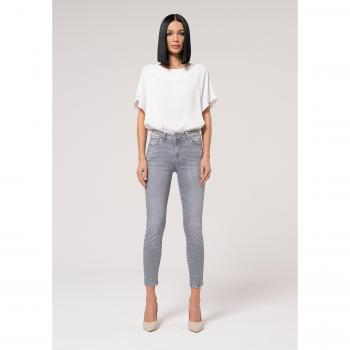 Calça Jeans Slim Fit em Denim Cinza com Lavagem Leve e Efeito Modelador