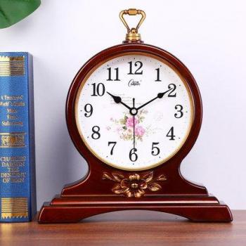 Große Wohnzimmer-Wanduhr