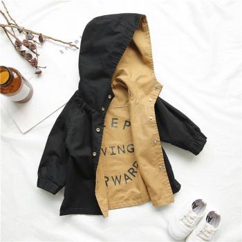 Freundliche Windjacke für den Herbst