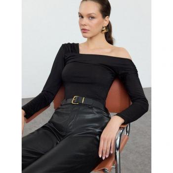 Trendyol Černý Bodysuit s Asymetrickým Límcem a Zapínáním