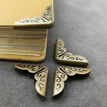 Antike Buchschutzecken aus Metall