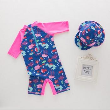 Costume de bain avec bonnet et motif poisson