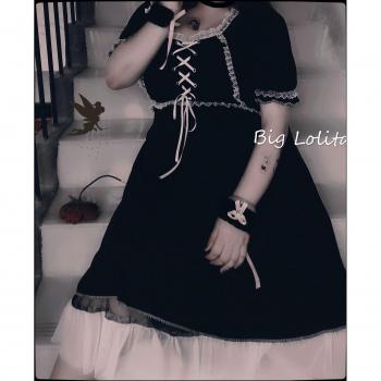 Sommer‑Gothic Lolita: Pummelig, Spitze, Schwarz – Plusgröße