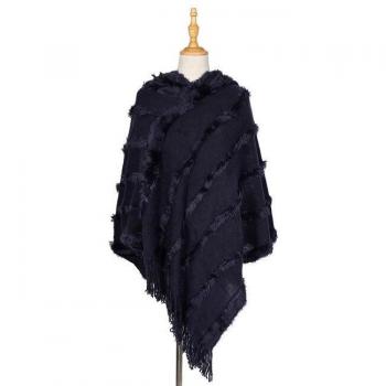Casquette et poncho fourré : manteau d’automne féminin