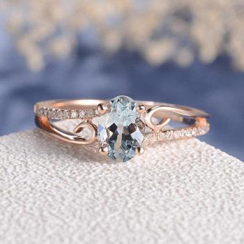 Bague de fiançailles en or rose et cristal