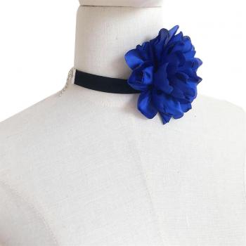 Collar de Mujer con Cadena Azul y Charm Vintage en Satén Rosa