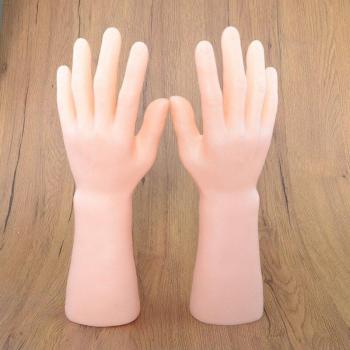 Paire de mains masculines pour présentation de gants