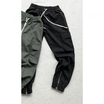 Slim-Fit Joggerhose mit mehreren Taschen und Reißverschluss