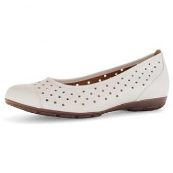 Creme Ruffled Comfort Shoes – Women’s 4