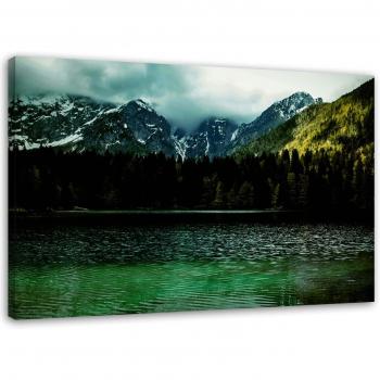Montañas Reflejada en Agua Verde