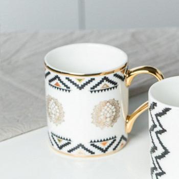 Taza de agua dorada con diseño creativo
