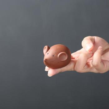 Kleine Maus Skulptur für Teeliebhaber