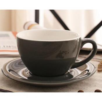 Farbige Keramik-Kaffeetassen