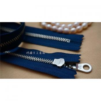 Cremallera YKK 5 de metal color blanco cobre 15-50 cm azul profundo