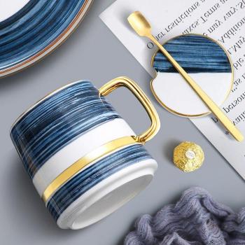 Service à café en céramique avec soucoupes élégantes