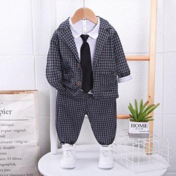 Traje de cuadros niño: elegante y cómodo