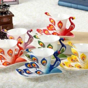 Stilvolle Keramik-Tasse mit Untertasse und Pfau-Design
