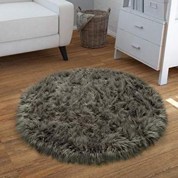 Cuscini a cuore e tappeto in ecopelliccia grigio scuro ø 120 cm