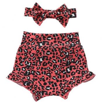 Petite Fille Élégante : Short Plumeux et Bandeau Doux
