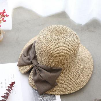 Chapeau de paille élégant pour les vacances