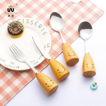 Nette Essbesteck-Kollektion mit Smiley