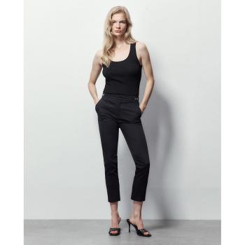 Pantalón Capri con Detalle de Hebilla