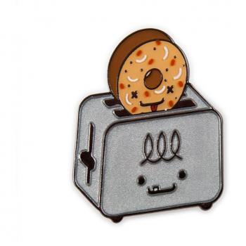 Kidrobot & Travis Cain: BFF Enamel‑Pin „El Tostador & Lenny“ (März 2024)