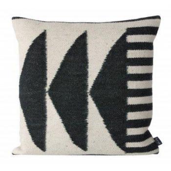 Kleinformatiges schwarzes Dreieckskissen aus Wolle und Baumwolle – Ferm Living Kelim