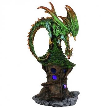 Fantastischer Drache auf Baumhaus mit Beleuchtung