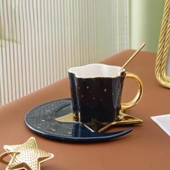 Tazas de Café con Mango Dorado y Posavasos “Latte”