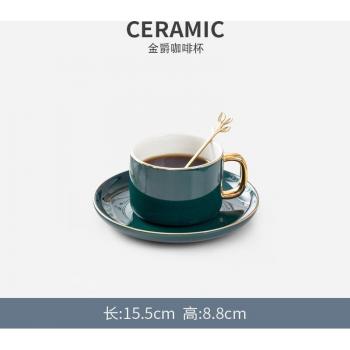 Stilvolle Porzellan Tasse mit goldenen Akzenten