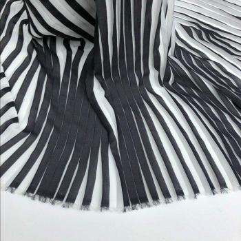 Tissu en mousseline plissée noir et blanc 150cm x 100cm