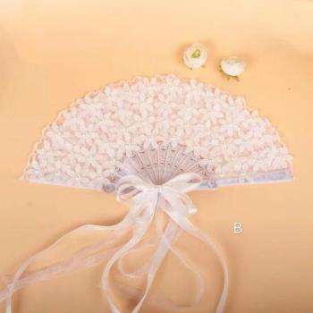 Dentelle Élégante : Eventail de Mariée