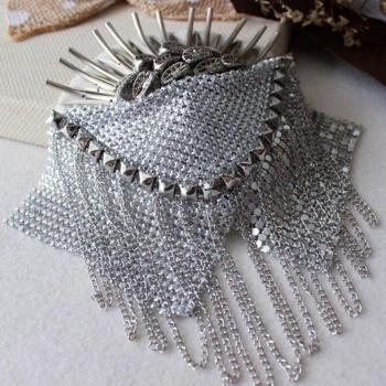 Accessoires de Haute Couture – Épaulettes Métalliques