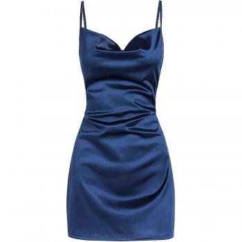 Robe de soirée satin sans manches fente latérale bretelles spaghetti col bénitier