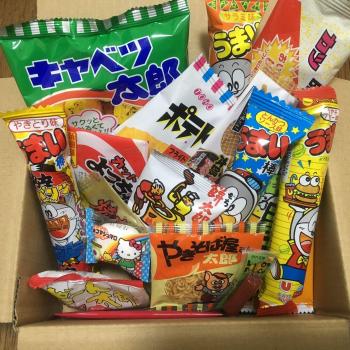 Dagashi‑Snackmix 23 Stück – Umaibo, Gummi, Kartoffelchips, Kitty-Schoko & AKIBA-KING‑Aufkleber