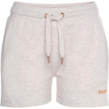 Ropa de dormir beige con detalles moteados