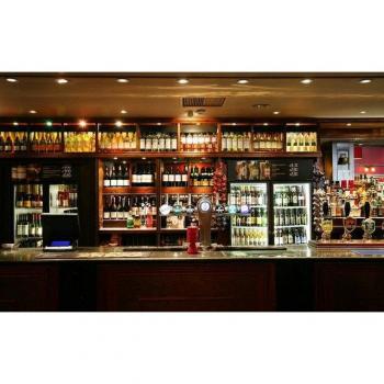 Papermoon Tapetenbann „Pint & Palate: English Pub Chic“