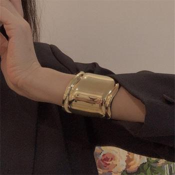 Ancho y Audaz: Brazalete Europeo