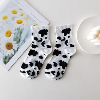 Gestreifte Baumwollsocken für Frauen mit Kawaii Charakter und Kuhmotiv