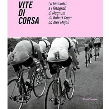 Vite di corsa. La bicicletta e i fotografi di Magnum da Robert Capa ad Alex Majoli. Ediz. italiana e inglese