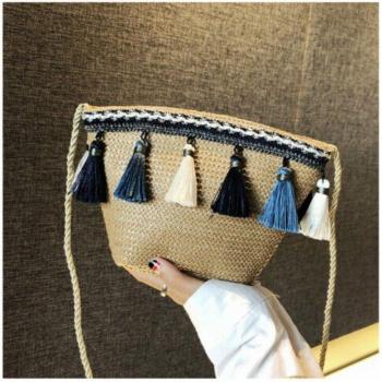 Bandolera de mimbre para días soleados