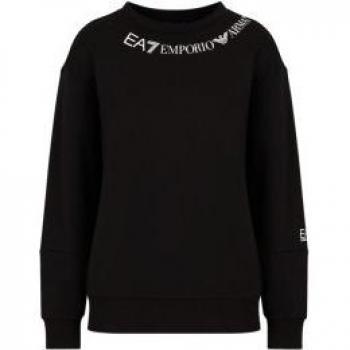 Todos estos nombres se refieren al mismo producto: una sudadera de la marca Emporio Armani, colección EA7, con un logotipo en el pecho y disponible en color negro brillante. La palabra Crew indica que es de cuello redondo o de pescador