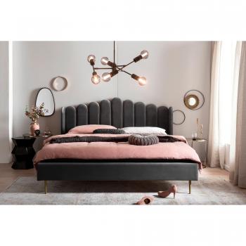 Komfortbett mit Samtbezug und goldenen Akzenten