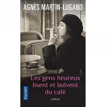 Les gens heureux lisent et boivent du café